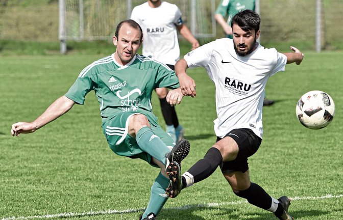 Marc Nowotny (links) ist so ein bisschen der Denker und Lenker in der Offensive des SV Iptingen. Foto: Leitner
