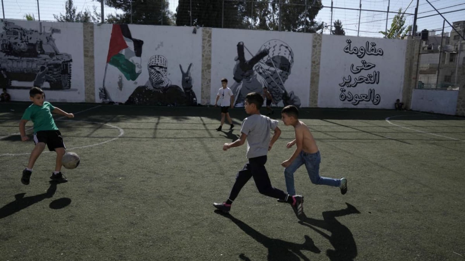 Palästinensische Kinder spielen Fußball im Aida Flüchtlingslager in Bethlehem im Westjordanland. Ein 17-jähriger Fußballer ist nach einem Angriff israelischer Siedler im Westjordanland verstorben (Archivfoto).Mahmoud Illean/AP/dpa Palästinensische Kinder spielen Fußball im Aida Flüchtlingslager in Bethlehem im Westjordanland. Ein 17-jähriger Fußballer ist nach einem Angriff israelischer Siedler im Westjordanland verstorben (Archivfoto).Mahmoud Illean/AP/dpa