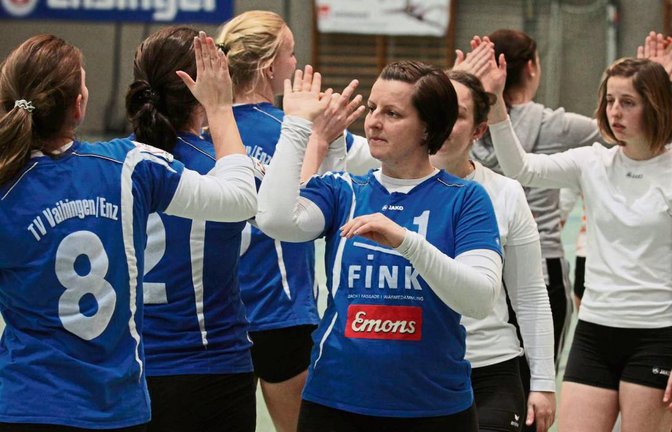 Stefanie Späth, Marie-Therese Rothmaier, Natalie Lochmahr, Corinne Meyer, Maximiliane Frölich und Anna Winkler (von links) stimmen sich auf den Doppelspieltag in Niedernhall ein. Foto: Nachreiner