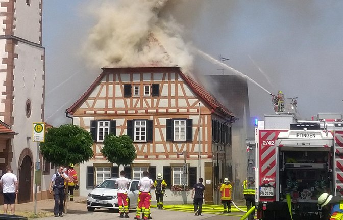 Beim Großfeuer am 14. Juli ist das alte Rathaus in Pinache weitgehend zerstört worden. <span class='image-autor'>Fotos: Küppers, Feuerwehr, Enz</span>