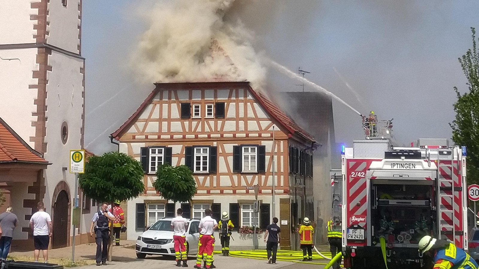 Beim Großfeuer am 14. Juli ist das alte Rathaus in Pinache weitgehend zerstört worden. Fotos: Küppers, Feuerwehr, Enz Beim Großfeuer am 14. Juli ist das alte Rathaus in Pinache weitgehend zerstört worden. Fotos: Küppers, Feuerwehr, Enz