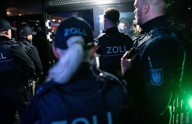 Razzia im Clan-Milieu in Nordrhein-Westfalen: Das Innenministerium in Baden-Württemberg setzt auf Prävention, damit solche Bilder im Südwesten gar nicht erst entstehen.<span class='image-autor'>Fabian Strauch/dpa</span>