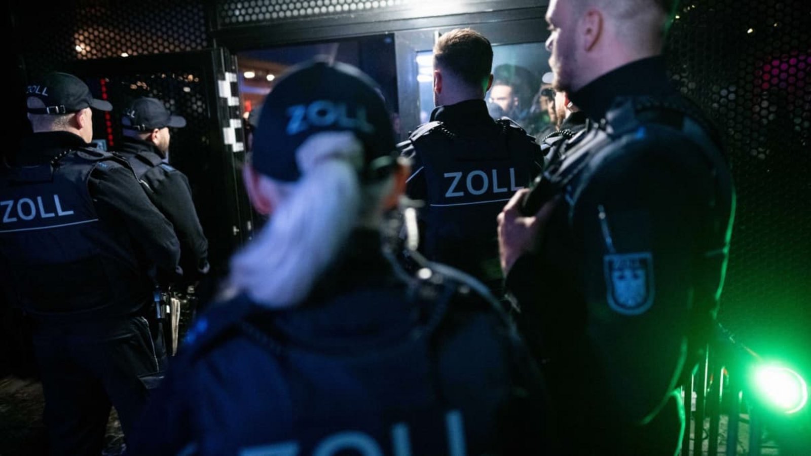 Razzia im Clan-Milieu in Nordrhein-Westfalen: Das Innenministerium in Baden-Württemberg setzt auf Prävention, damit solche Bilder im Südwesten gar nicht erst entstehen.Fabian Strauch/dpa Razzia im Clan-Milieu in Nordrhein-Westfalen: Das Innenministerium in Baden-Württemberg setzt auf Prävention, damit solche Bilder im Südwesten gar nicht erst entstehen.Fabian Strauch/dpa