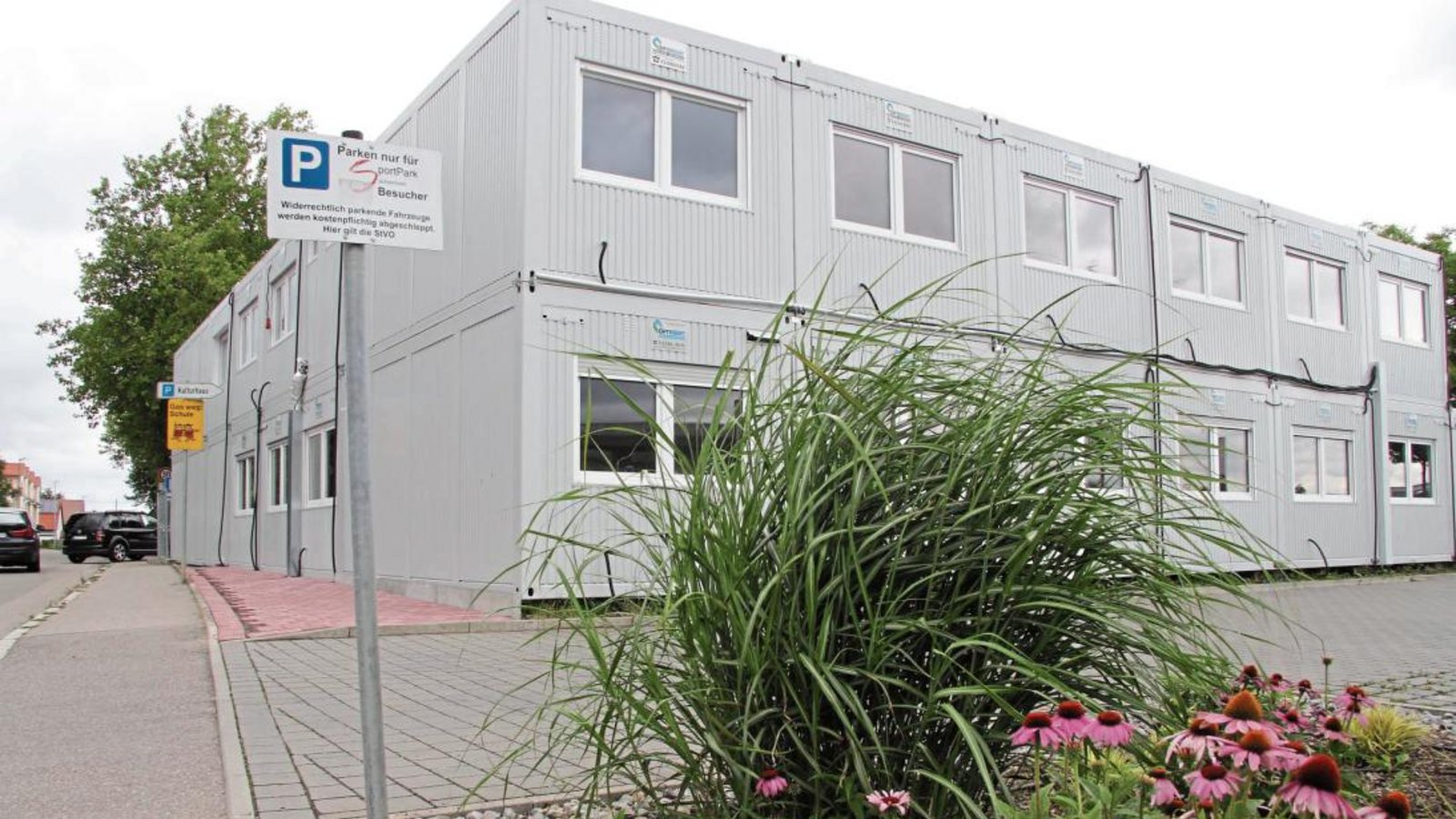 In die Container sollen nun doch nicht Schüler, sondern übergangsweise Flüchtlinge einquartiert werden.  Foto: Banholzer