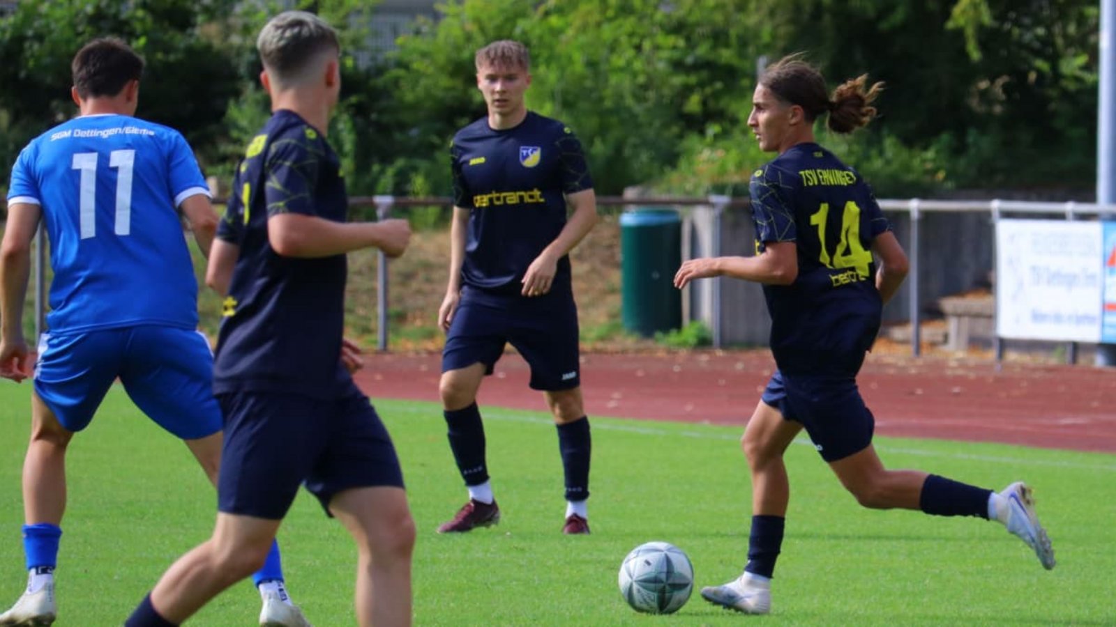 Abdullah Yelek (am Ball) und der TSV Ehningen überzeugten in Runde eins zwar nicht, kamen aber dennoch weiter.Max Schöbel