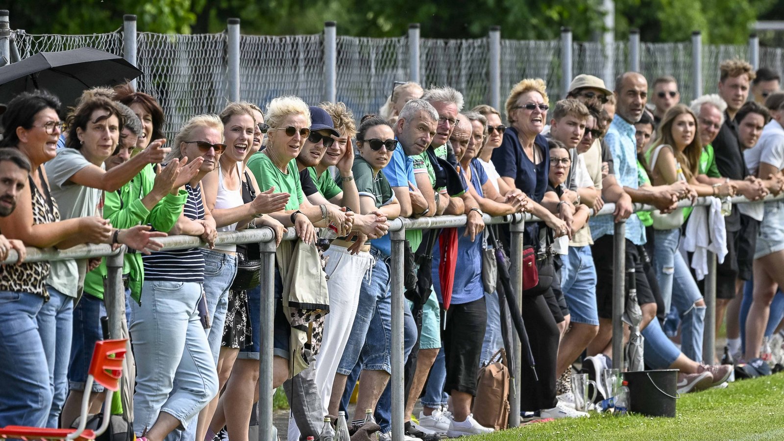Dicht an dicht drängen sich die rund 400 Zuschauer beim Relegationsspiel auf dem Großglattbacher Sportplatz. Foto: Leitner