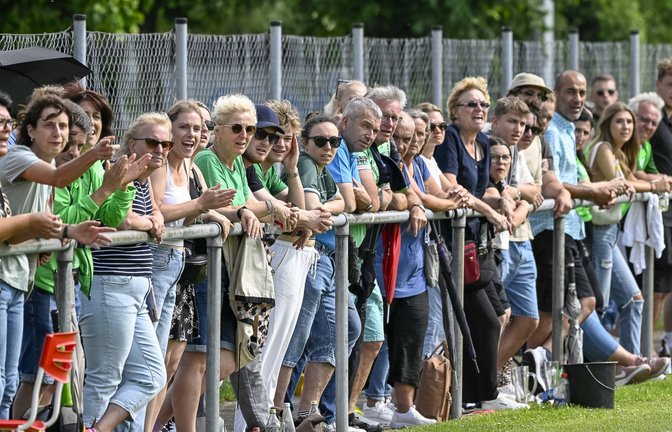 Dicht an dicht drängen sich die rund 400 Zuschauer beim Relegationsspiel auf dem Großglattbacher Sportplatz. <span class='image-autor'>Foto: Leitner</span>