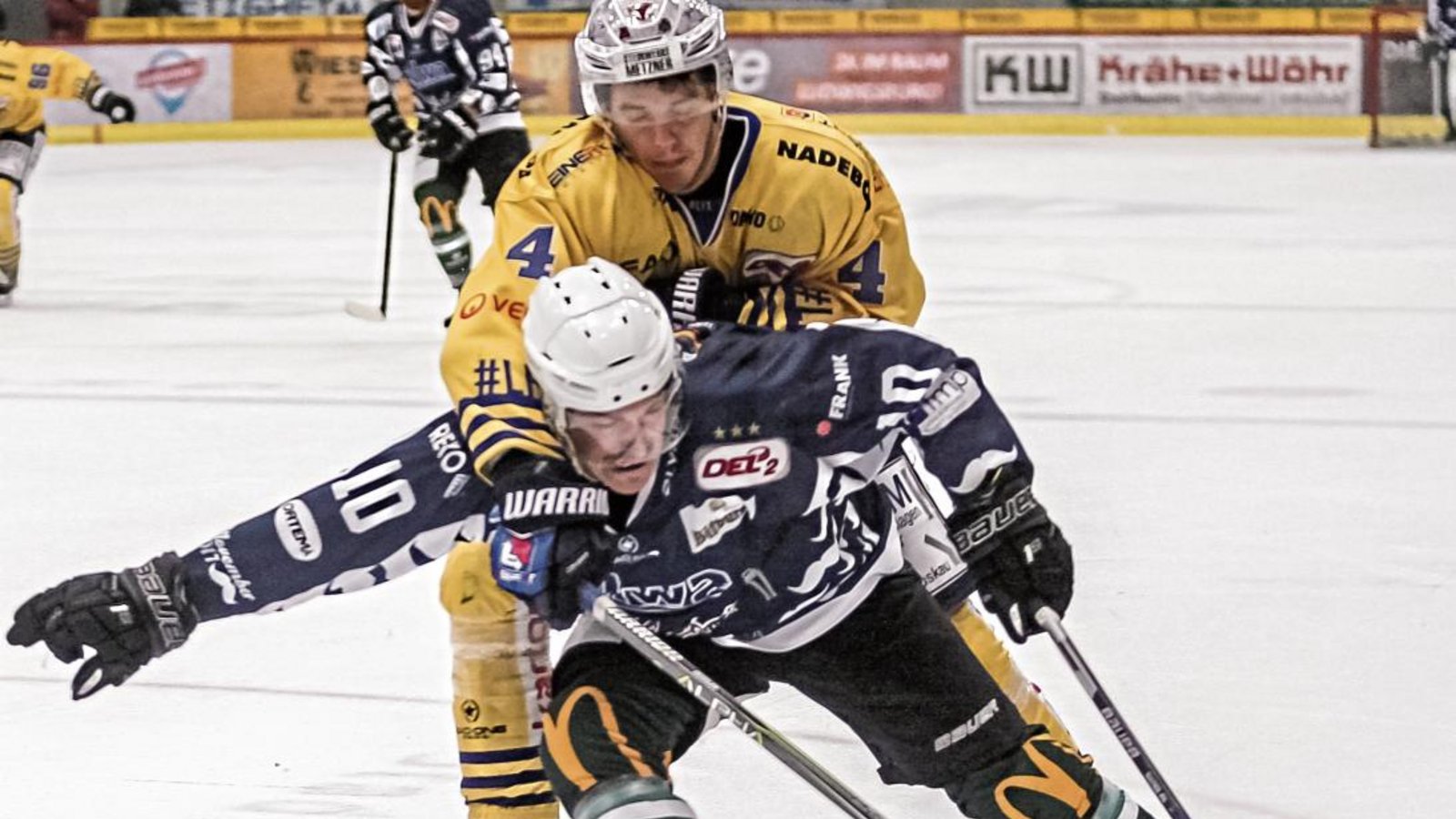 Bietigheims Norman Hauner (vorne) schirmt den Puck gegen Roberto Geiseler von den Lausitzer Füchsen ab. Foto: Simecek Bietigheims Norman Hauner (vorne) schirmt den Puck gegen Roberto Geiseler von den Lausitzer Füchsen ab. Foto: Simecek