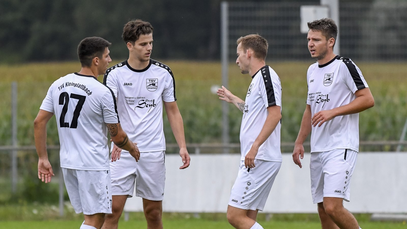 Grund zur Freude haben Bastian Werthwein (2. von rechts) und die Fußballer des TSV Kleinglattbach nach dem Auswärtssieg beim VfB Tamm. Archivfoto: Leitner Grund zur Freude haben Bastian Werthwein (2. von rechts) und die Fußballer des TSV Kleinglattbach nach dem Auswärtssieg beim VfB Tamm. Archivfoto: Leitner