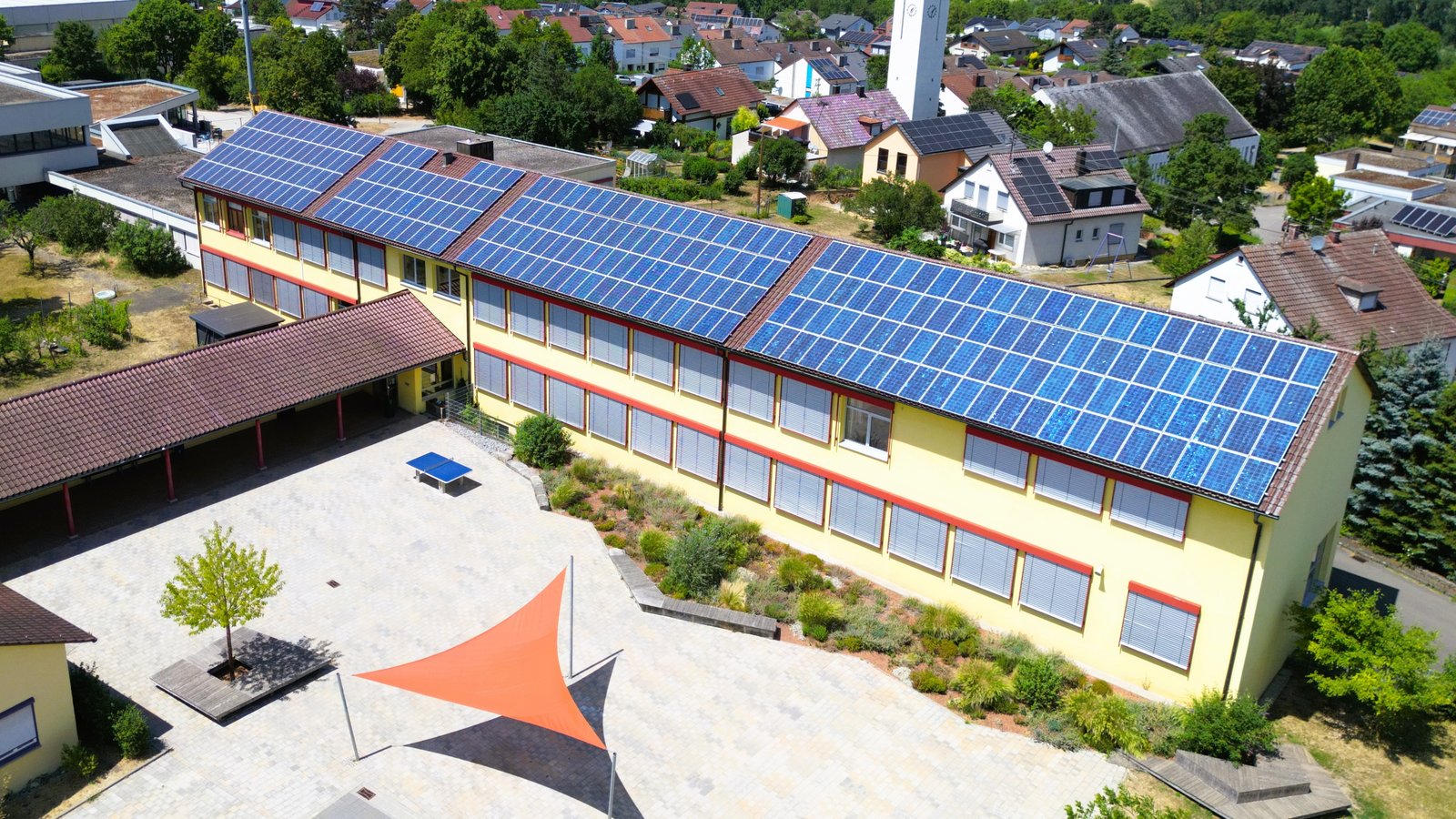 Strom aus Photovoltaik-Anlagen, wie hier an der Kornbergschule, soll zur Reduktion der Emissionen beitragen. Archivfoto: VKZ/Küppers