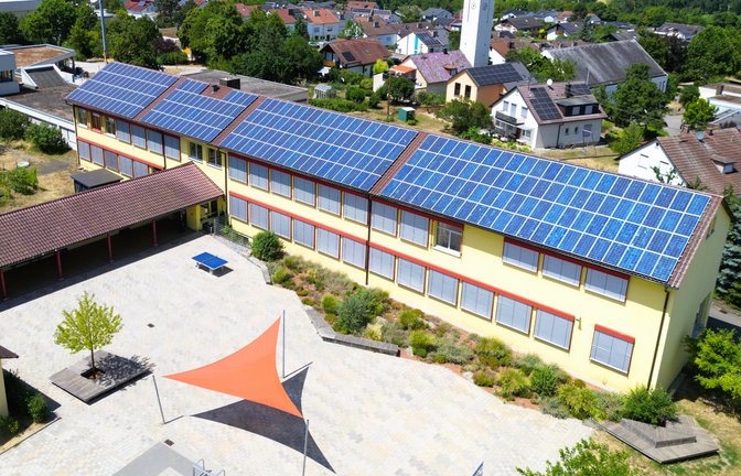 Strom aus Photovoltaik-Anlagen, wie hier an der Kornbergschule, soll zur Reduktion der Emissionen beitragen. Archivfoto: VKZ/Küppers