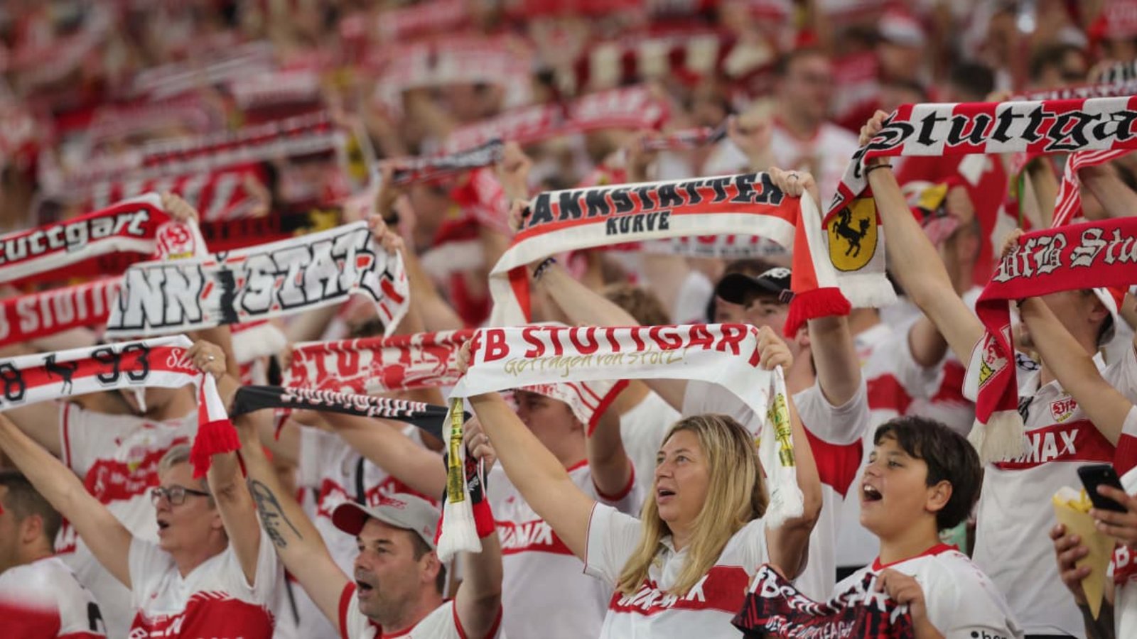 Spiele des VfB ziehen die Fans regelmäßig in Massen an.Baumann/Volker Mueller