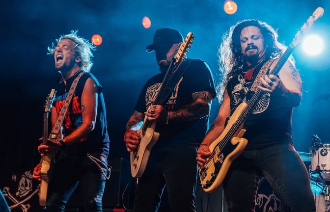 Mit harten Saiten und ganz viel Herz: die Musiker Ben Wells, Chris Robertson und Steve Jewell (von rechts) von Black Stone Cherry.<span class='image-autor'>Lichtgut/Christoph Schmidt</span>