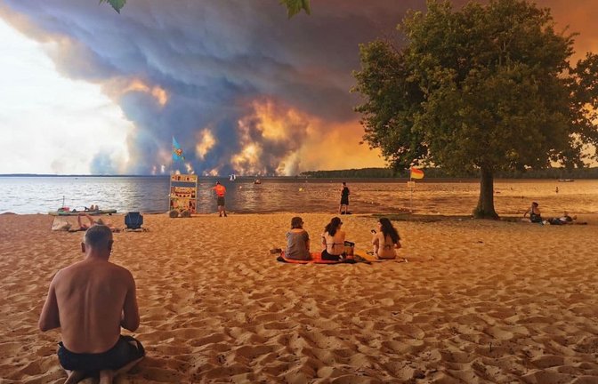 Da der Wind gedreht hat, hatdas Feuer seine Ausbreitungsrichtung geändert. Die Flammen breiteten sich nun nach Osten in Richtung des Ballungsraums von Bordeaux aus.<span class='image-autor'>Maximilien Lamy/AFP/dpa</span>