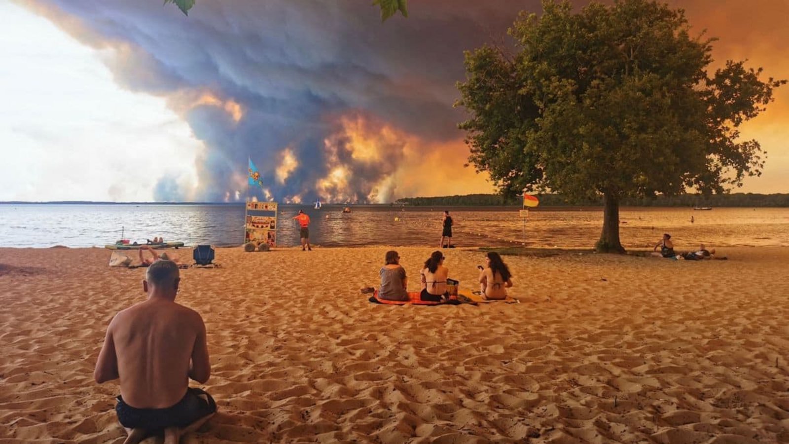 Da der Wind gedreht hat, hatdas Feuer seine Ausbreitungsrichtung geändert. Die Flammen breiteten sich nun nach Osten in Richtung des Ballungsraums von Bordeaux aus.Maximilien Lamy/AFP/dpa Da der Wind gedreht hat, hatdas Feuer seine Ausbreitungsrichtung geändert. Die Flammen breiteten sich nun nach Osten in Richtung des Ballungsraums von Bordeaux aus.Maximilien Lamy/AFP/dpa