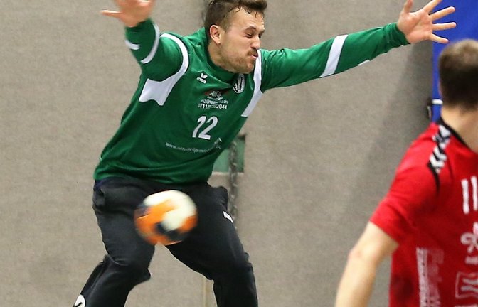 Sicherer Rückhalt seiner Mannschaft, hin und wieder aber auch selbst Torjäger: Oberriexingens Tobias Rothacker. <span class='image-autor'>Foto: Küppers</span>