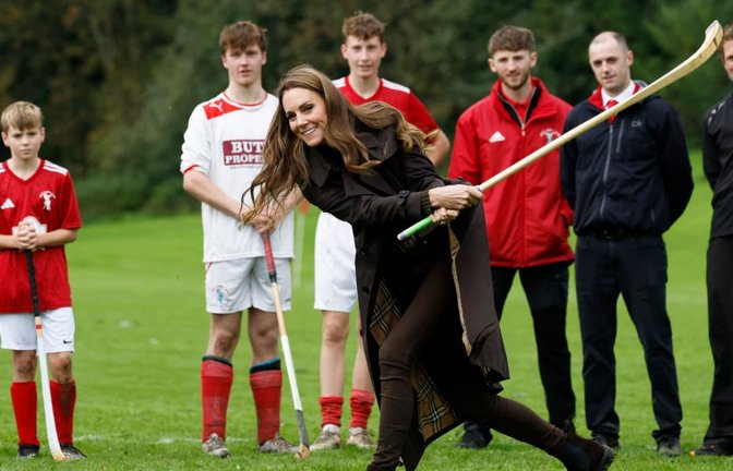 Catherine, Prinzessin von Wales, probiert den traditionsreichen Sport Shinty aus.<span class='image-autor'>JEFF J MITCHELL/afp</span>