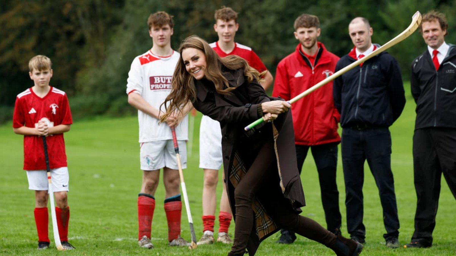 Catherine, Prinzessin von Wales, probiert den traditionsreichen Sport Shinty aus.JEFF J MITCHELL/afp Catherine, Prinzessin von Wales, probiert den traditionsreichen Sport Shinty aus.JEFF J MITCHELL/afp