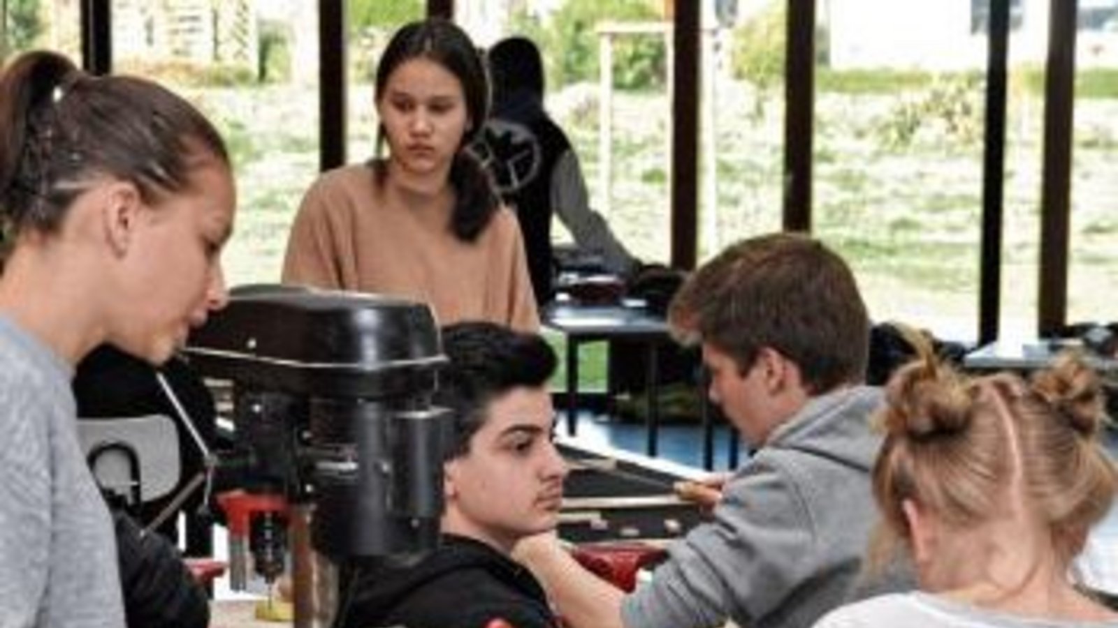 Schüler bei der Fließfertigung.  Foto: p