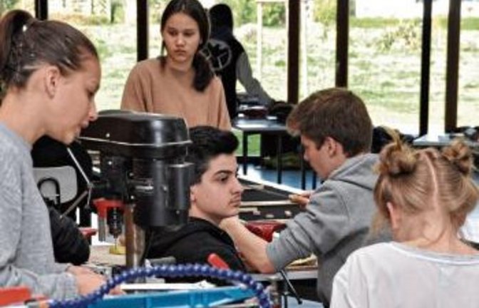 Schüler bei der Fließfertigung.  Foto: p