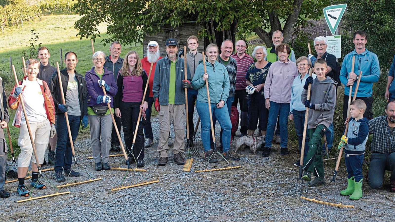 Gleich geht’s an die Arbeit: die Teilnehmer des 30. Pflegeeinsatzes. Fotos: Stahlfeld Gleich geht’s an die Arbeit: die Teilnehmer des 30. Pflegeeinsatzes. Fotos: Stahlfeld