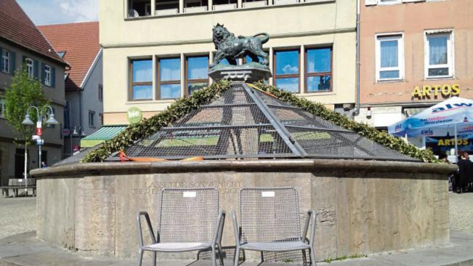 „Da hat jemand noch nicht bemerkt, dass man bei diesem schönen Wetter die Sitzgelegenheit der Stadt am Marktplatzbrunnen nutzen könnte“, meint Friedbert Rößler und schickt uns dieses Bild. Wir finden: Sonnenbrillen raus und nichts wie ab ins Freie. „Da hat jemand noch nicht bemerkt, dass man bei diesem schönen Wetter die Sitzgelegenheit der Stadt am Marktplatzbrunnen nutzen könnte“, meint Friedbert Rößler und schickt uns dieses Bild. Wir finden: Sonnenbrillen raus und nichts wie ab ins Freie.
