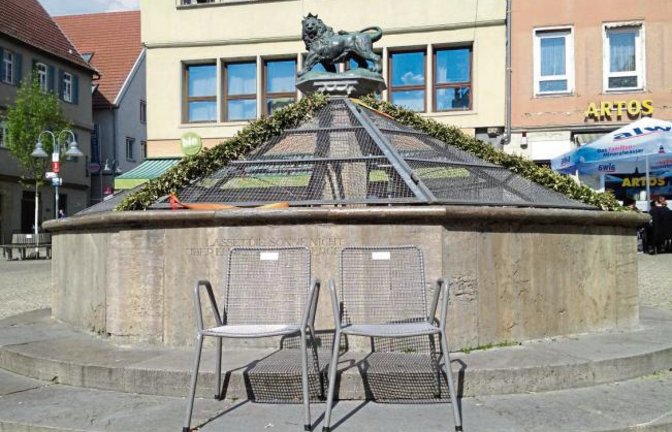 „Da hat jemand noch nicht bemerkt, dass man bei diesem schönen Wetter die Sitzgelegenheit der Stadt am Marktplatzbrunnen nutzen könnte“, meint Friedbert Rößler und schickt uns dieses Bild. Wir finden: Sonnenbrillen raus und nichts wie ab ins Freie.