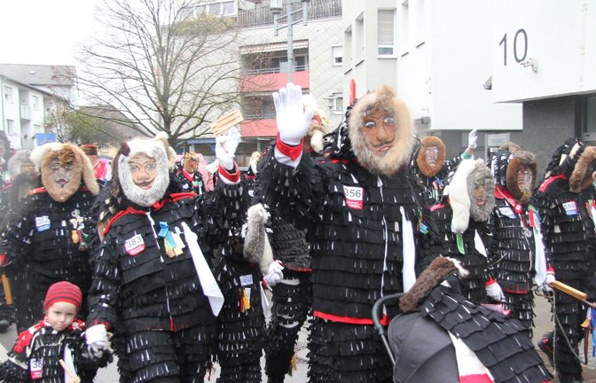 Hunderte kleine und große Urzeln prägen am Samstag das Stadtbild in Sachsenheim.  <span class='image-autor'>Fotos: Banholzer</span>