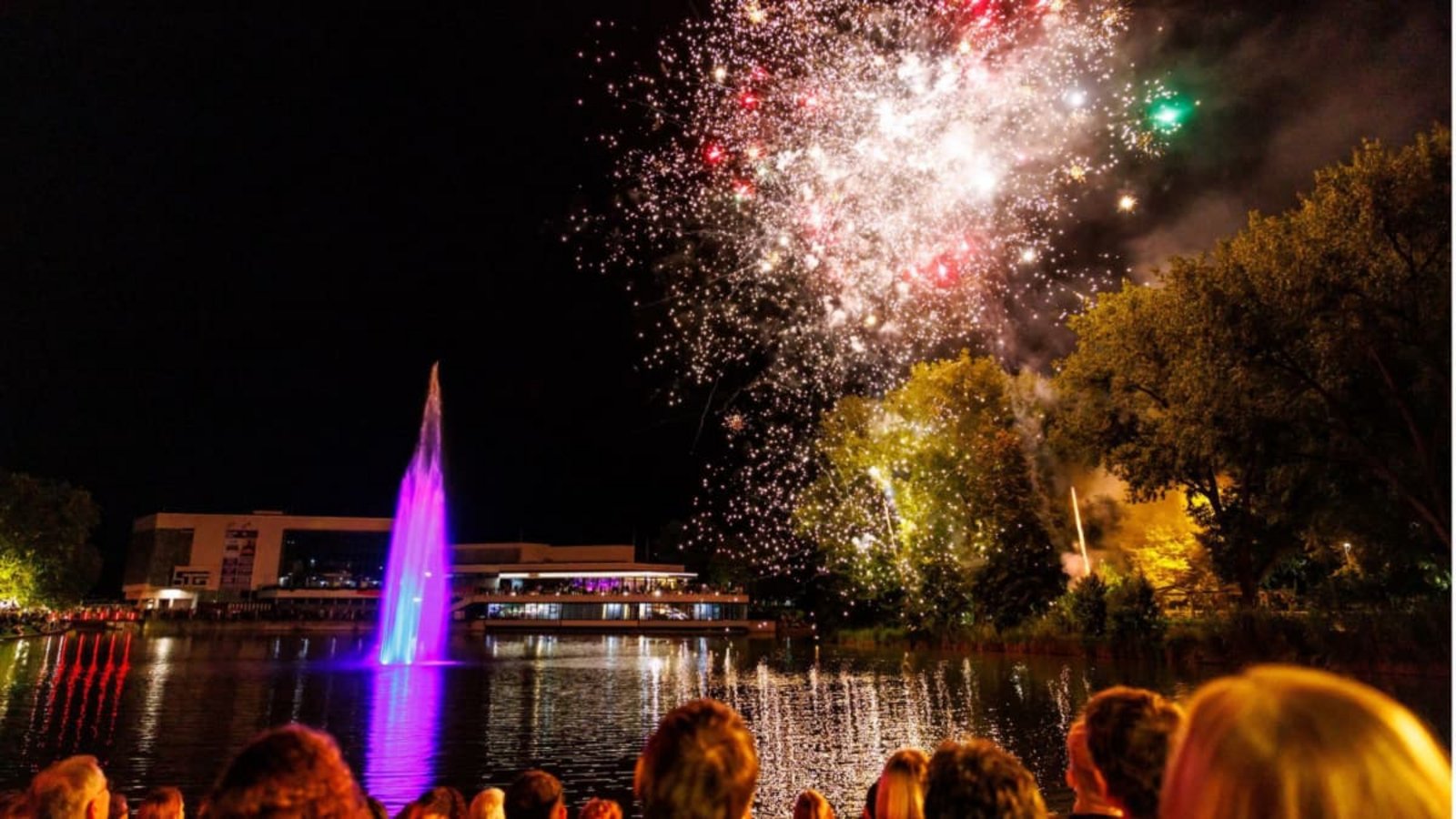 Am Eröffnungsabend des Schlemmen am See gibt es immer ein Feuerwerk.Stefanie Schlecht/Archiv Am Eröffnungsabend des Schlemmen am See gibt es immer ein Feuerwerk.Stefanie Schlecht/Archiv