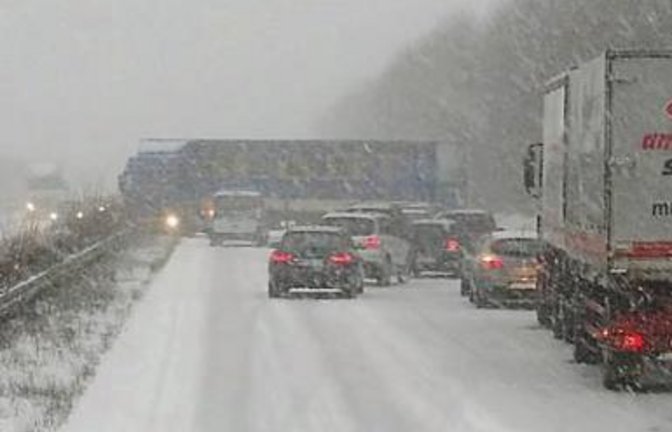Mit bestem Blick auf den querstehenden Lkw haben die Basketballprofis der Crailsheim Merlins auf ihrer Auswärtsfahrt nach Hagen die Bergungsarbeiten auf der Autobahn 6 beobachtet. Foto: privat