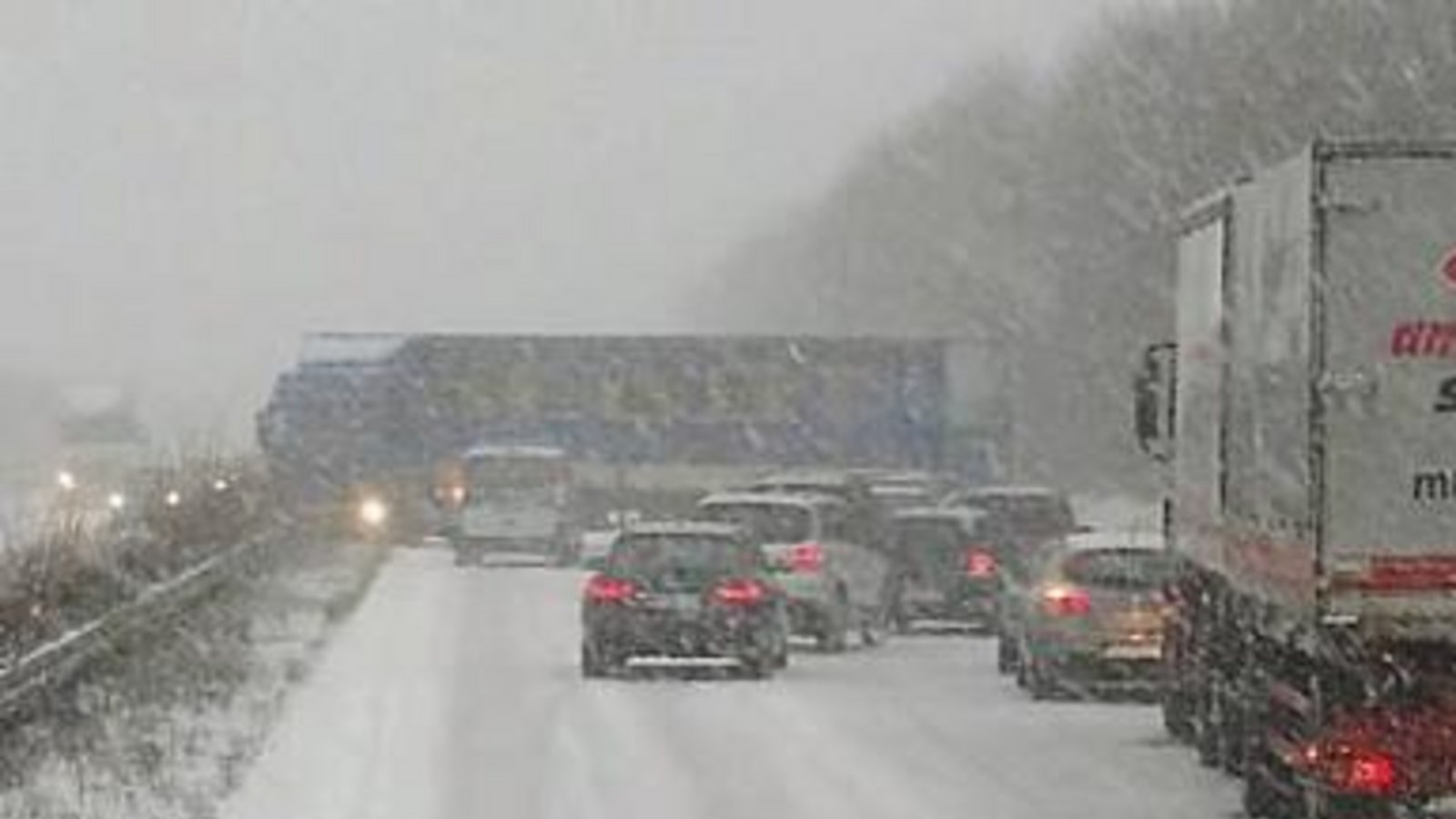 Mit bestem Blick auf den querstehenden Lkw haben die Basketballprofis der Crailsheim Merlins auf ihrer Auswärtsfahrt nach Hagen die Bergungsarbeiten auf der Autobahn 6 beobachtet. Foto: privat Mit bestem Blick auf den querstehenden Lkw haben die Basketballprofis der Crailsheim Merlins auf ihrer Auswärtsfahrt nach Hagen die Bergungsarbeiten auf der Autobahn 6 beobachtet. Foto: privat