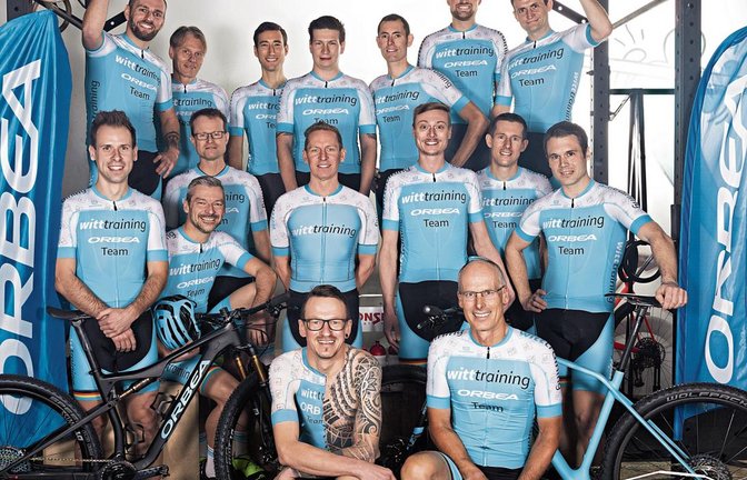 Mit diesen 16 Fahrern geht Teamchef Wolf-Thorsten Witt (kniend rechts) in die Saison 2020: (hintere Reihe von links) Daniel Thomalla, Stefan Rattinger, Jochen Böhringer, Nico Ensinger, Patrick Krauth, Marvin Schönamsgruber und Markus Stiller, (mittlere Reihe von links) Jörg Öhler, Dirk Hentschel, Stefan Bäuerle, Jens Böhmig, Eric Hagius, Florian Klapper und Thomas Georg sowie (kniend links) Bernd Kirchenmaier Foto: privat