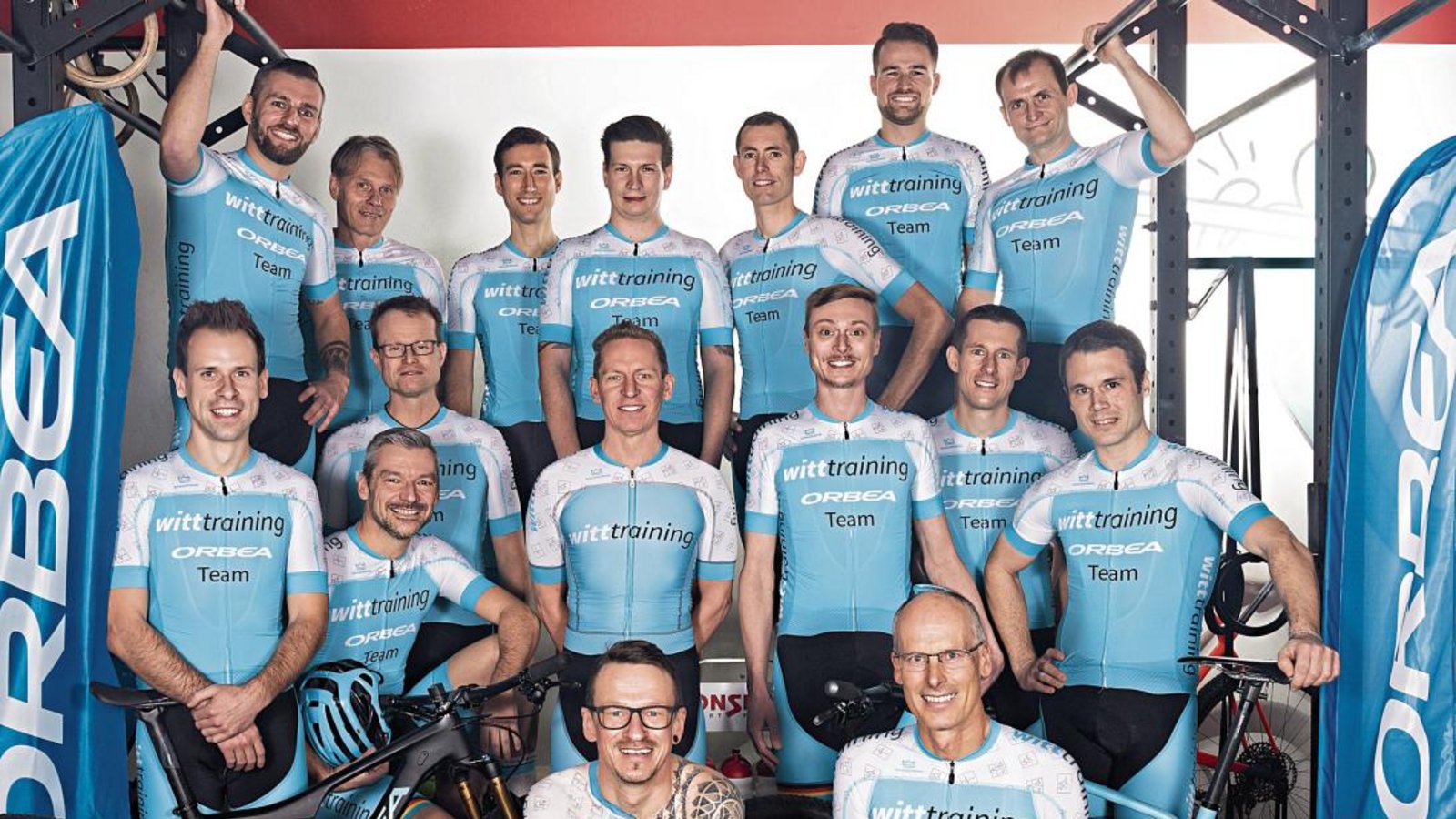 Mit diesen 16 Fahrern geht Teamchef Wolf-Thorsten Witt (kniend rechts) in die Saison 2020: (hintere Reihe von links) Daniel Thomalla, Stefan Rattinger, Jochen Böhringer, Nico Ensinger, Patrick Krauth, Marvin Schönamsgruber und Markus Stiller, (mittlere Reihe von links) Jörg Öhler, Dirk Hentschel, Stefan Bäuerle, Jens Böhmig, Eric Hagius, Florian Klapper und Thomas Georg sowie (kniend links) Bernd Kirchenmaier Foto: privat Mit diesen 16 Fahrern geht Teamchef Wolf-Thorsten Witt (kniend rechts) in die Saison 2020: (hintere Reihe von links) Daniel Thomalla, Stefan Rattinger, Jochen Böhringer, Nico Ensinger, Patrick Krauth, Marvin Schönamsgruber und Markus Stiller, (mittlere Reihe von links) Jörg Öhler, Dirk Hentschel, Stefan Bäuerle, Jens Böhmig, Eric Hagius, Florian Klapper und Thomas Georg sowie (kniend links) Bernd Kirchenmaier Foto: privat
