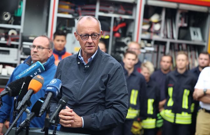 Bundeskanzler Merz dankte den zahlreichen Helferinnen und Helfern für ihren Einsatz.<span class='image-autor'>Christoph Reichwein/dpa</span>