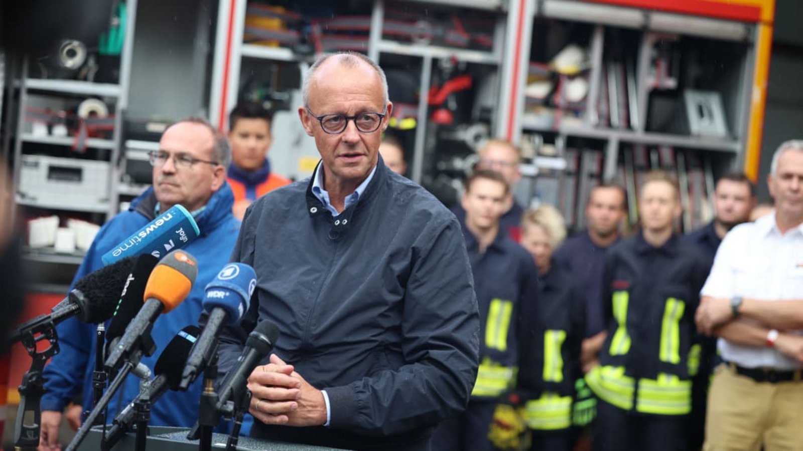 Bundeskanzler Merz dankte den zahlreichen Helferinnen und Helfern für ihren Einsatz.Christoph Reichwein/dpa Bundeskanzler Merz dankte den zahlreichen Helferinnen und Helfern für ihren Einsatz.Christoph Reichwein/dpa