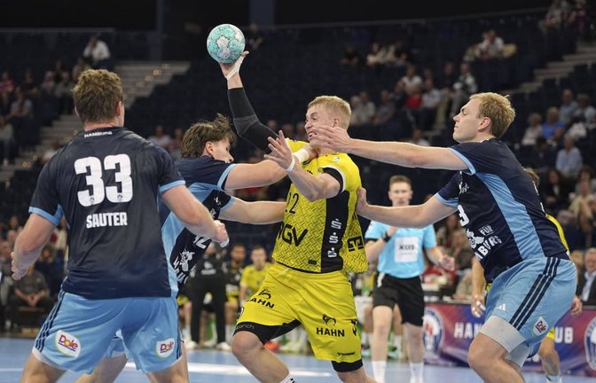 Es ging eng zur Sache in Hamburg: TVB-Rückraumspieler Torben Matzken wird von der HC-Abwehr gebremst.<span class='image-autor'>IMAGO/Claus Bergmann</span>