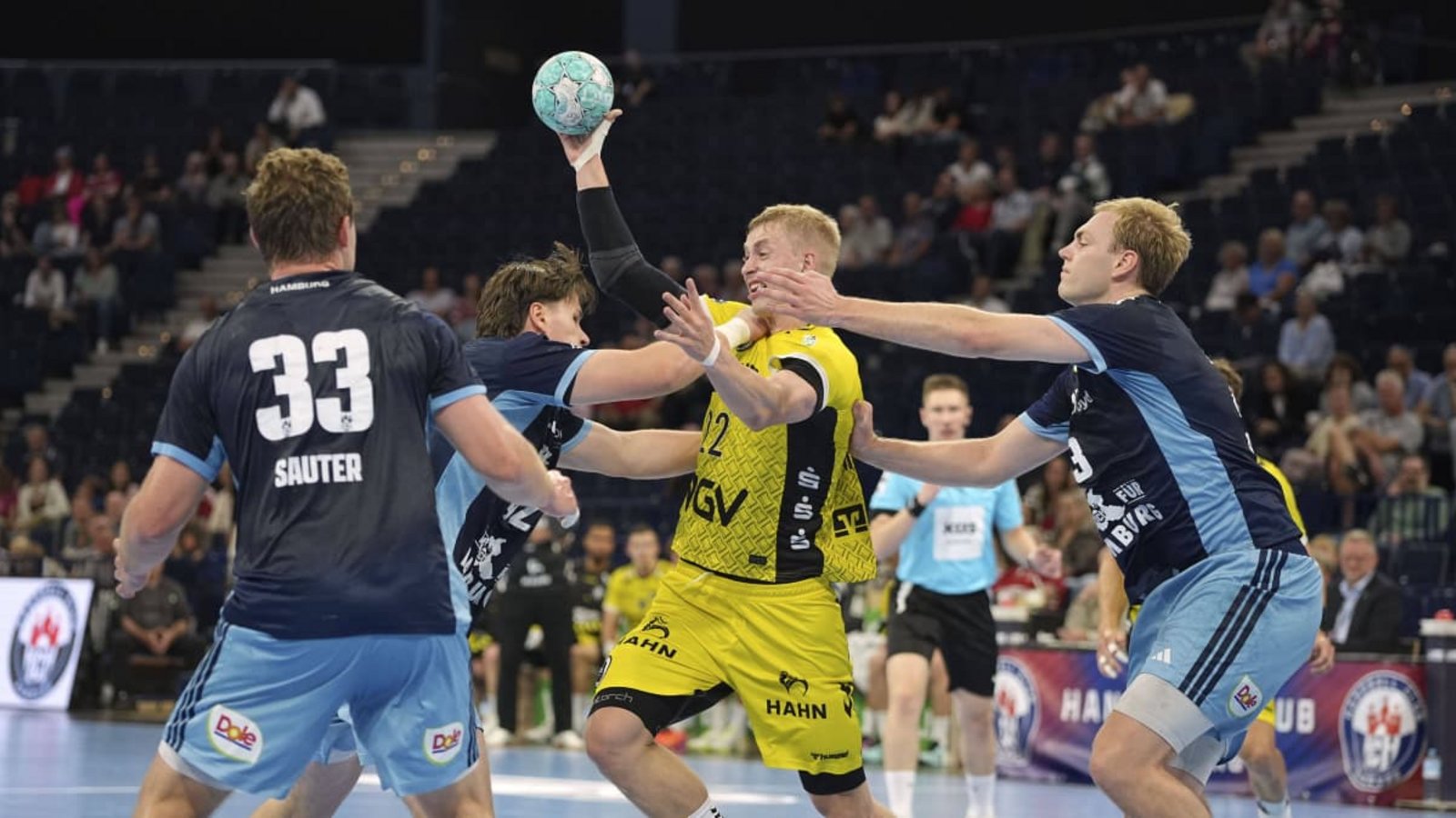 Es ging eng zur Sache in Hamburg: TVB-Rückraumspieler Torben Matzken wird von der HC-Abwehr gebremst.IMAGO/Claus Bergmann Es ging eng zur Sache in Hamburg: TVB-Rückraumspieler Torben Matzken wird von der HC-Abwehr gebremst.IMAGO/Claus Bergmann