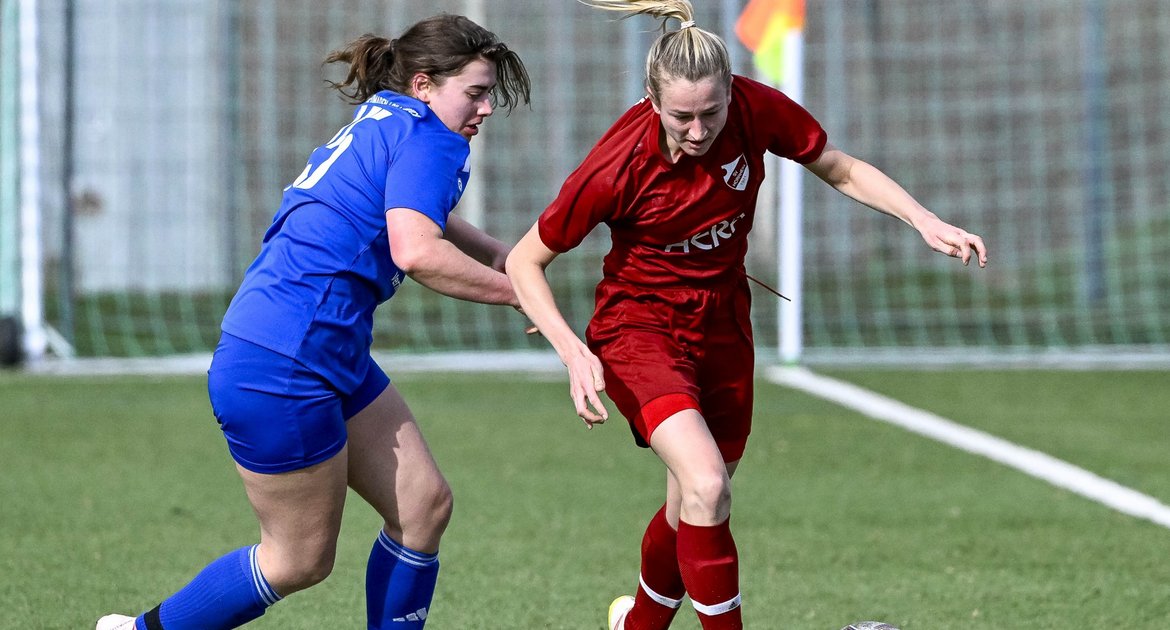 SV Horrheim (roter Dress) - SGM TSV Heumaden SV Sillenbuch, 2:0, 01.03.2026,   Fußball, Frauen, Regionenliag 2, Enz-Murr, Saison 2025 / 2026,   Marie Pfaffeneder (SV Horrheim, #30) gegen Sina Johanna Kleiner (SGM TSV Heumaden/SV Sillenbuch, #15) 