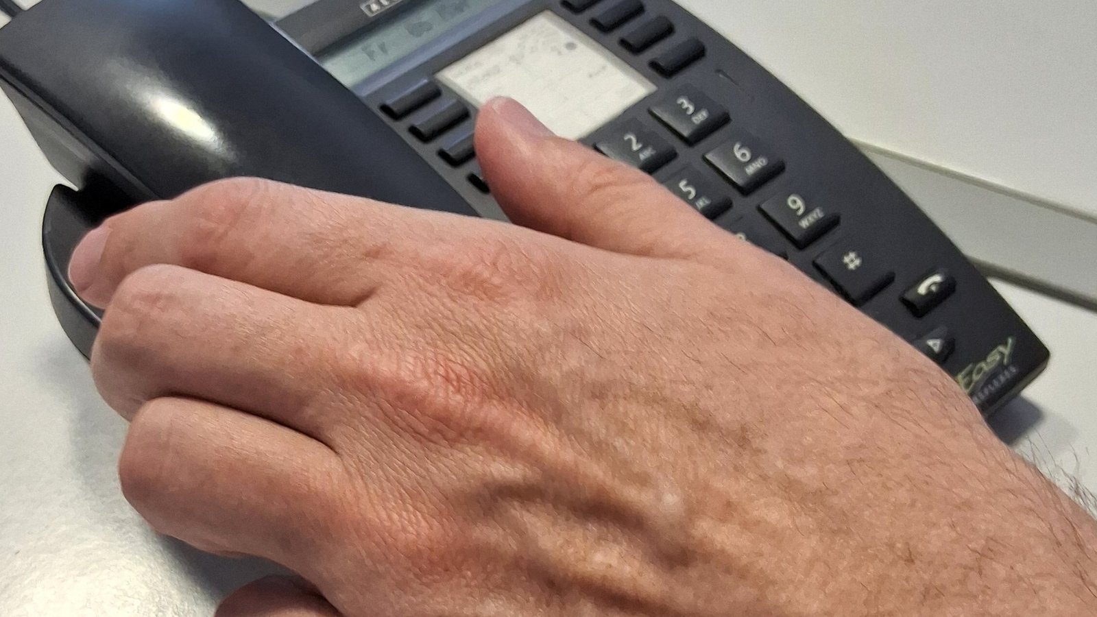 Der Betrüger schlägt per Telefon in Kleinsachsenheim zu.     Symbolbild: VKZ