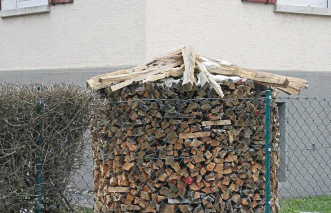 Schön geformte Holzmiete als Blickfang im Garten in Kleinglattbach. Foto: Rücker