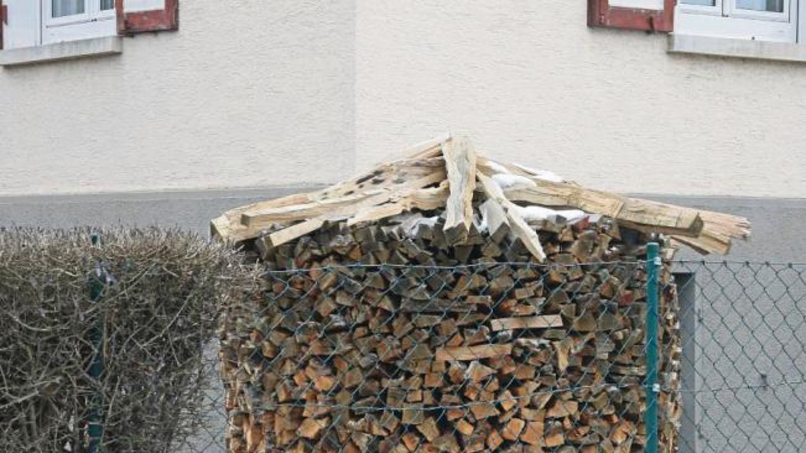 Schön geformte Holzmiete als Blickfang im Garten in Kleinglattbach. Foto: Rücker