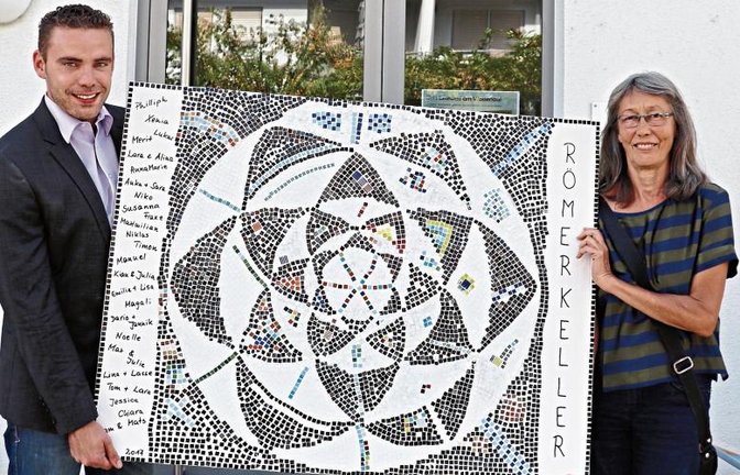 Das von Kindern geschaffene Kunstwerk für den Oberriexinger Römerkeller – auf dem Bild Bürgermeister Frank Wittendorfer und Cornelia Karow.  Foto: Gergen