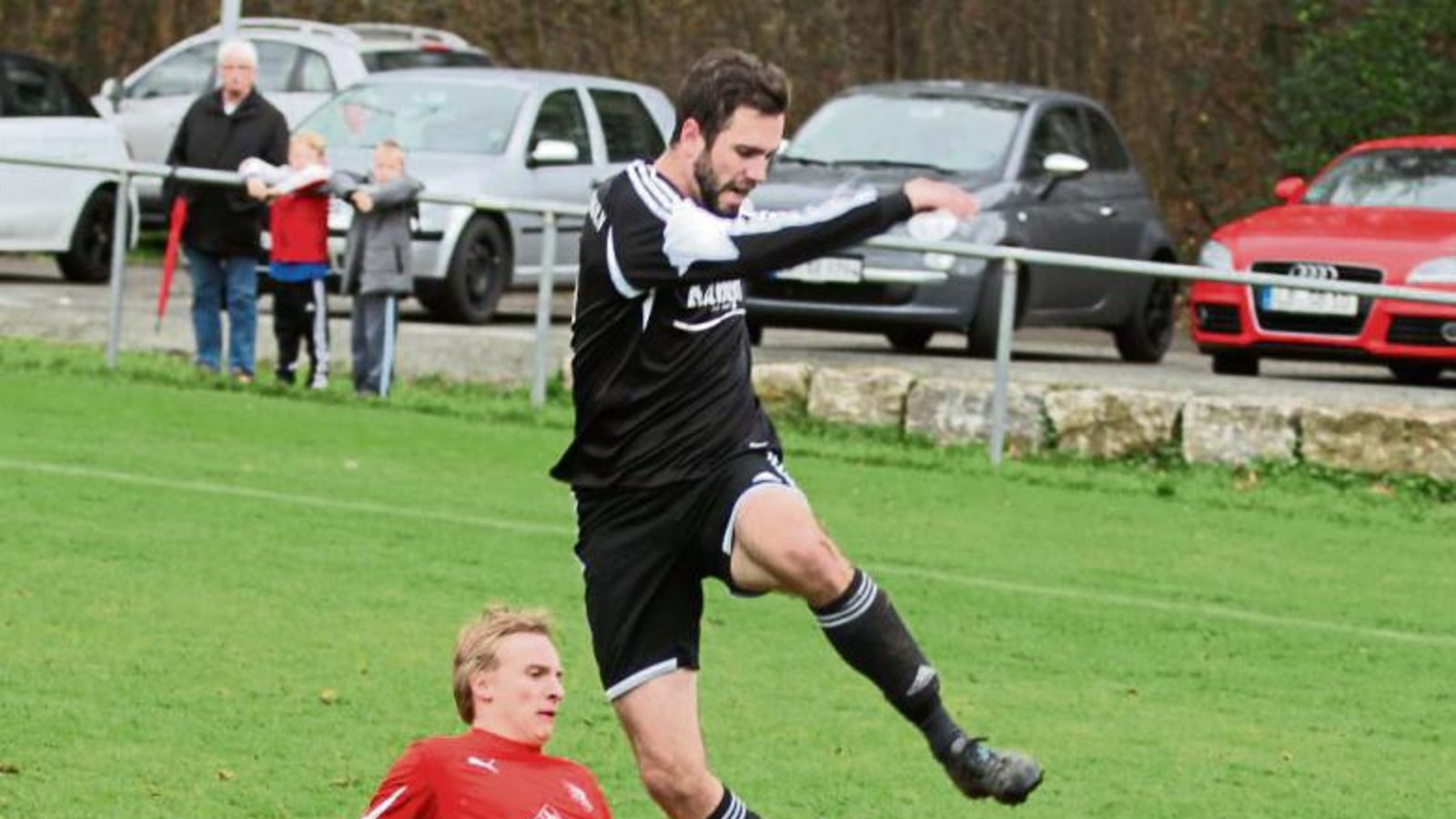 Auch wenn Stefan Bachmann (rechts) von der SGM Riexingen hier unsanft gebremst wird, den Aufstieg haben die Spieler des B-8-Dritten weiter im Visier. Foto: Nachreiner Auch wenn Stefan Bachmann (rechts) von der SGM Riexingen hier unsanft gebremst wird, den Aufstieg haben die Spieler des B-8-Dritten weiter im Visier. Foto: Nachreiner