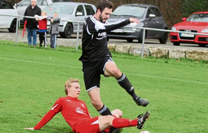 Auch wenn Stefan Bachmann (rechts) von der SGM Riexingen hier unsanft gebremst wird, den Aufstieg haben die Spieler des B-8-Dritten weiter im Visier. Foto: Nachreiner