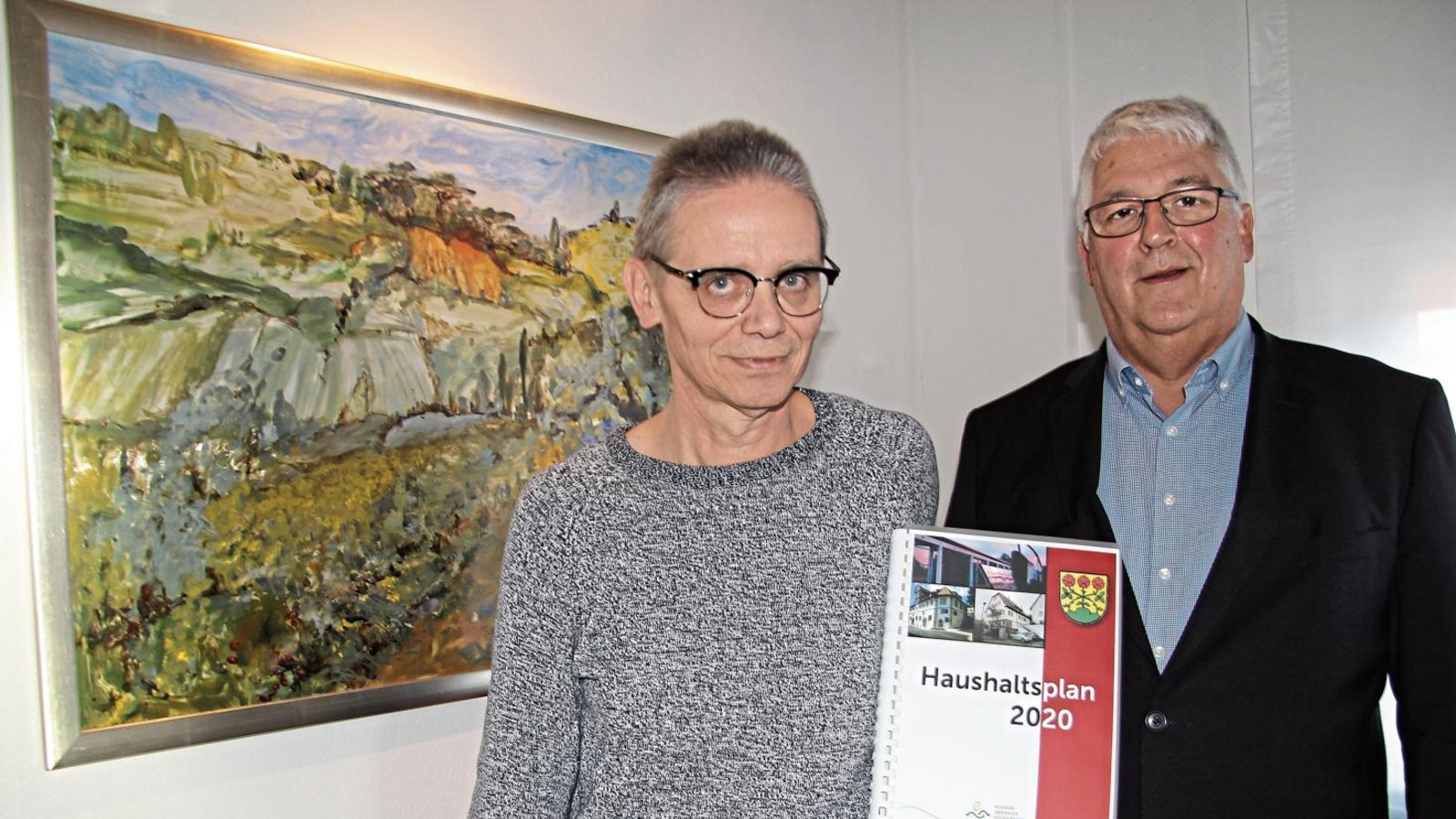 Bürgermeister Peter Schäfer (rechts) und Kämmerer Hans Knöller haben dem Gemeinderat den Haushaltsplan für das Jahr 2020 vorgelegt.  Foto: Banholzer