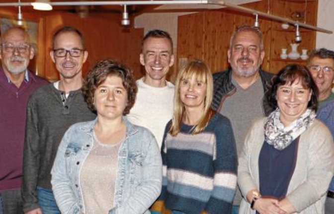 Der aktuelle Vorstand der Tennisfreunde Nussdorf (von links): Marcus Kristen, Bertold Hopf, Martin Schneider, Anja Lang, Andreas Weis, Nicole Geiger, Jürgen Oßwald, Simone Stolle, Karl-Heinz Wagner, Markus Rodi, Thomas Klein – es fehlt Miryam Grözinger.  Foto:  p