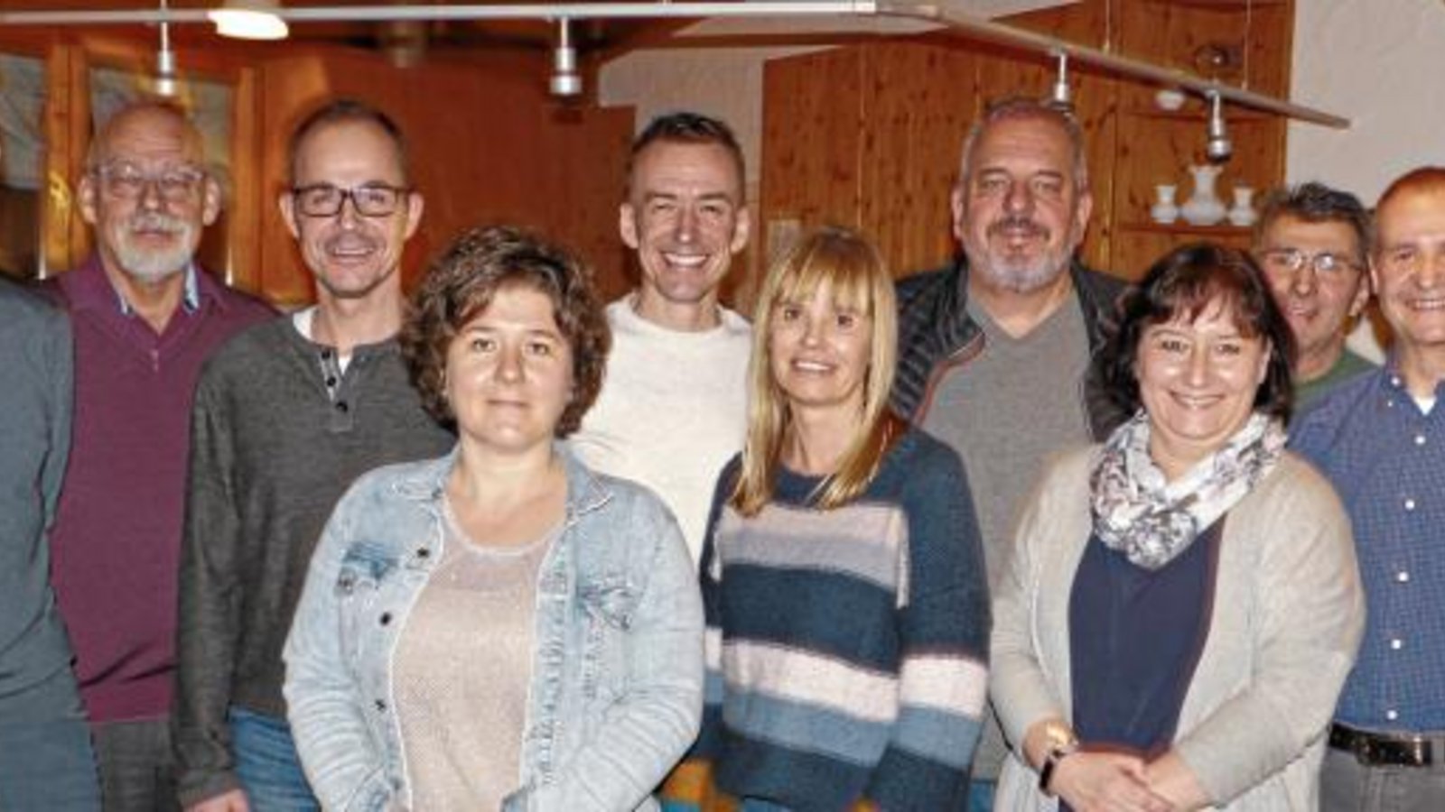 Der aktuelle Vorstand der Tennisfreunde Nussdorf (von links): Marcus Kristen, Bertold Hopf, Martin Schneider, Anja Lang, Andreas Weis, Nicole Geiger, Jürgen Oßwald, Simone Stolle, Karl-Heinz Wagner, Markus Rodi, Thomas Klein – es fehlt Miryam Grözinger.  Foto:  p