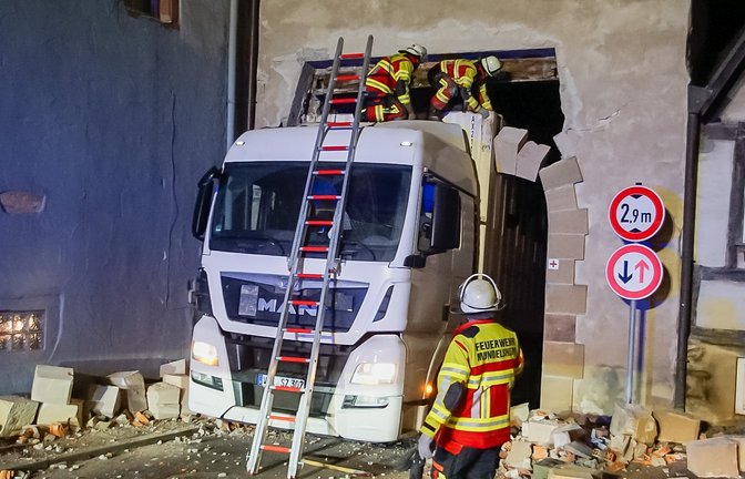 Ein kurioser Unfall hat sich am frühen Samstagmorgen gegen 0.25 Uhr in Mundelsheim ereignet. Der 52-jährige Fahrer eines Sattelzugs missachtete die zulässige Durchfahrtshöhe von 2,90 Metern und kollidierte mit dem Torbogen in der Großbottwarer Straße. Der Lkw blieb stecken und musste durch die Feuerwehr befreit werden. Der stark beschädigte Torbogen musste abgesichert werden. Der Gesamtschaden beläuft sich auf mindestens 20 000 Euro. Der Fahrer blieb unverletzt.  <span class='image-autor'>Foto: KS-Images.de/C.Mandu</span>