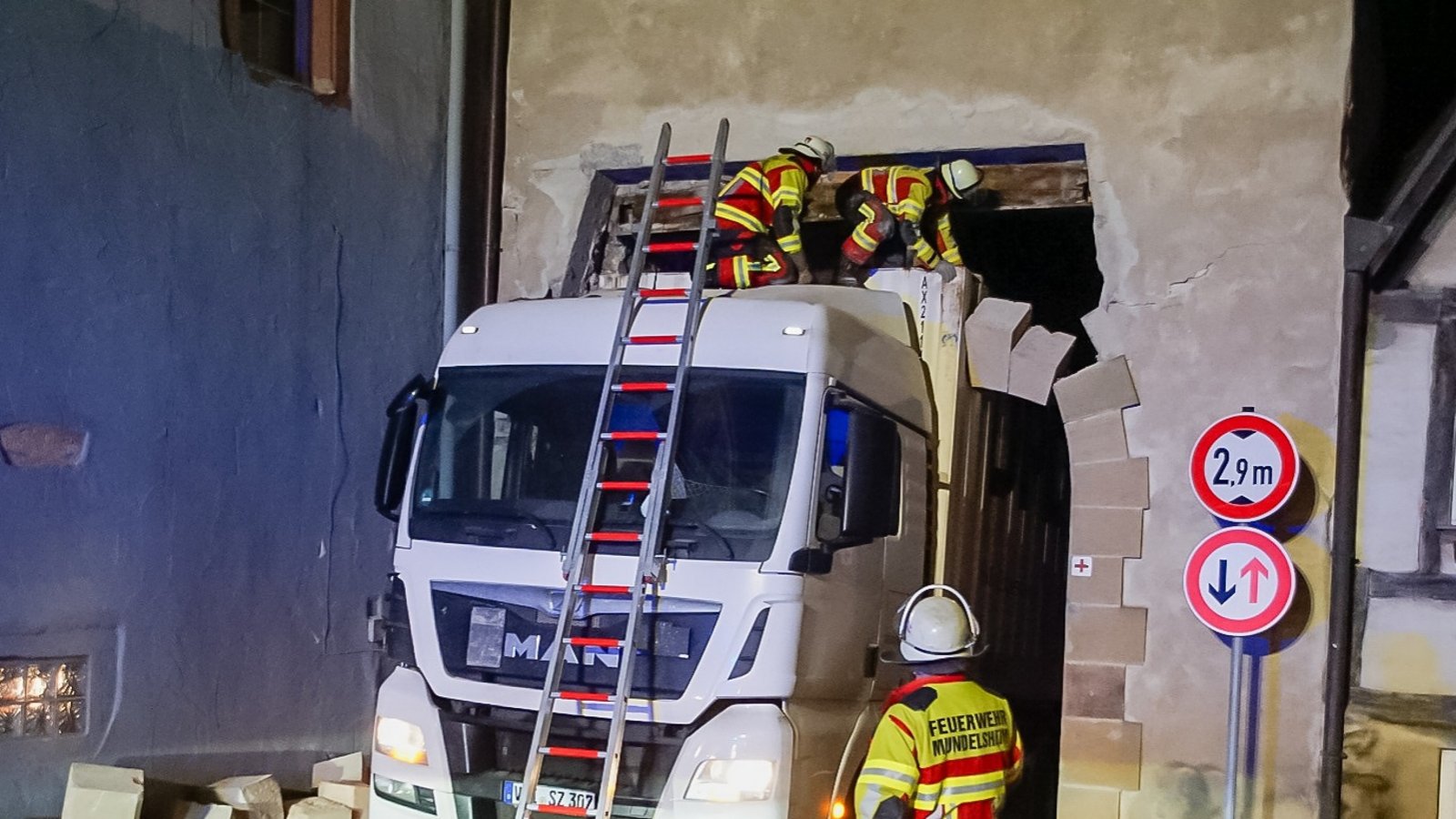 Ein kurioser Unfall hat sich am frühen Samstagmorgen gegen 0.25 Uhr in Mundelsheim ereignet. Der 52-jährige Fahrer eines Sattelzugs missachtete die zulässige Durchfahrtshöhe von 2,90 Metern und kollidierte mit dem Torbogen in der Großbottwarer Straße. Der Lkw blieb stecken und musste durch die Feuerwehr befreit werden. Der stark beschädigte Torbogen musste abgesichert werden. Der Gesamtschaden beläuft sich auf mindestens 20 000 Euro. Der Fahrer blieb unverletzt. Foto: KS-Images.de/C.Mandu Ein kurioser Unfall hat sich am frühen Samstagmorgen gegen 0.25 Uhr in Mundelsheim ereignet. Der 52-jährige Fahrer eines Sattelzugs missachtete die zulässige Durchfahrtshöhe von 2,90 Metern und kollidierte mit dem Torbogen in der Großbottwarer Straße. Der Lkw blieb stecken und musste durch die Feuerwehr befreit werden. Der stark beschädigte Torbogen musste abgesichert werden. Der Gesamtschaden beläuft sich auf mindestens 20 000 Euro. Der Fahrer blieb unverletzt. Foto: KS-Images.de/C.Mandu