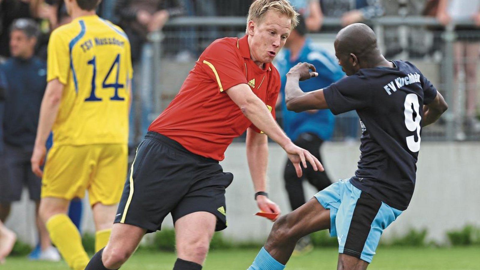 Am vorletzten Spieltag der Saison 2013/2014 machte ein Spieler des A-Ligisten FV Kirchheim (rechts) nach Schlusspfiff Jagd auf Schiedsrichter Manuel Hellwig, nachdem der Unparteiische ihm die Rote Karte gezeigt hatte. Foto: Archiv/Küppers